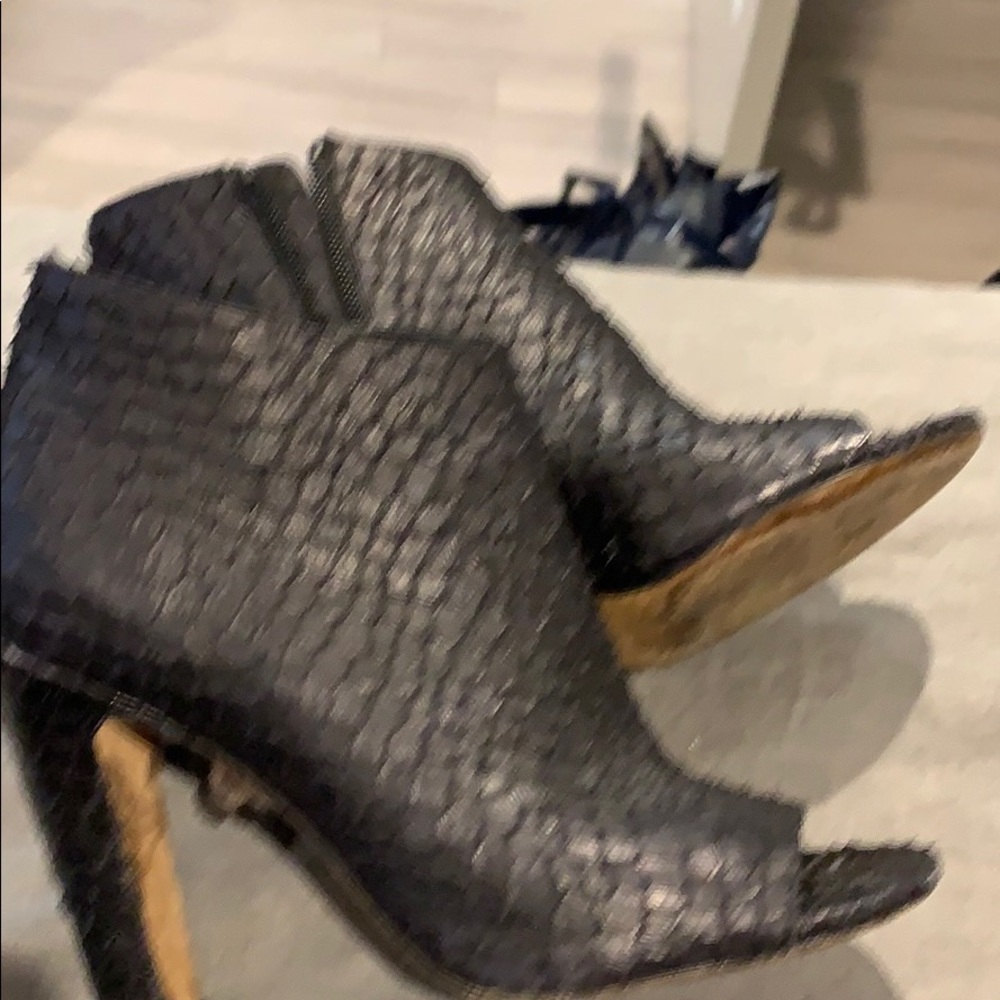Shoe boots